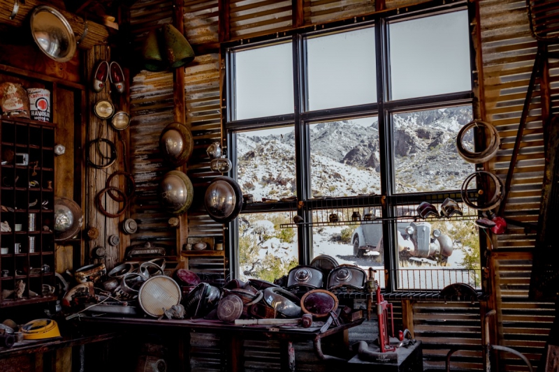 cordonnerie-LA CROIX VALMER-min_shop_window_part_junk_abandoned-138873